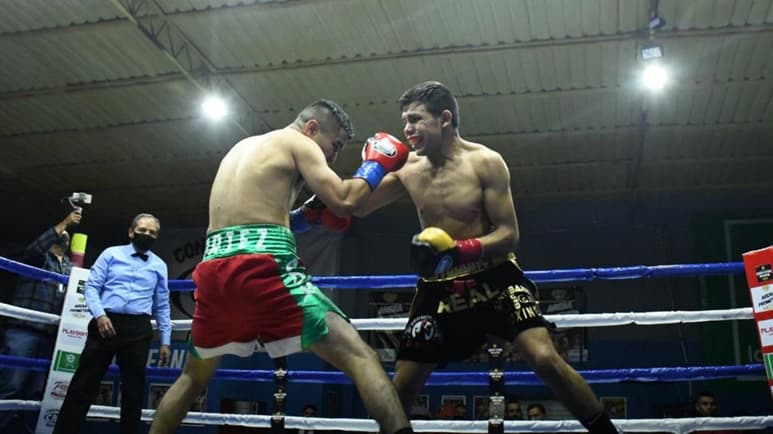 El jalisciense ‘Timón’ Cortez y ‘Pastelero’ Monreal, se enfrascaron en un
duelo de toma y daca. (Fernando Compeán)