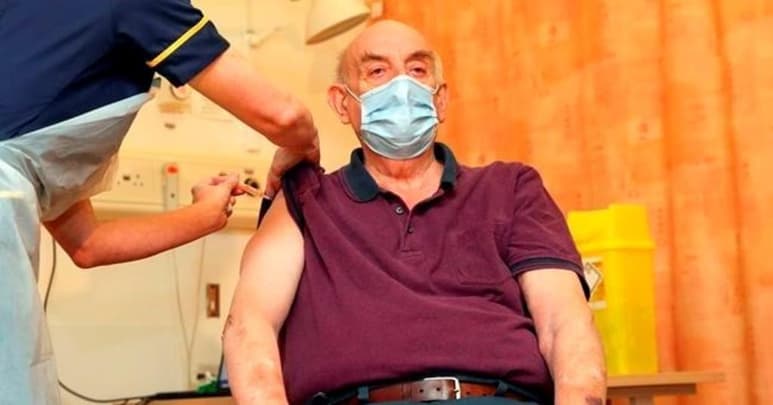 Brian Pinker, paciente de diálisis, se convirtió en la primera persona en ser inoculada por la jefa de enfermeras en el hospital de la Universidad de Oxford. (AP)