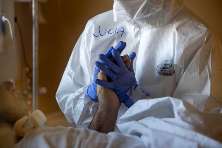 Italia ha sumado 10,800 nuevos casos de coronavirus y 348 fallecidos en las últimas 24 horas, y la tasa de positividad (porcentaje de positivos entre todos los test realizados) se sitúa en el 13.8 %, informó hoy el Ministerio de Sanidad. (ARCHIVO)