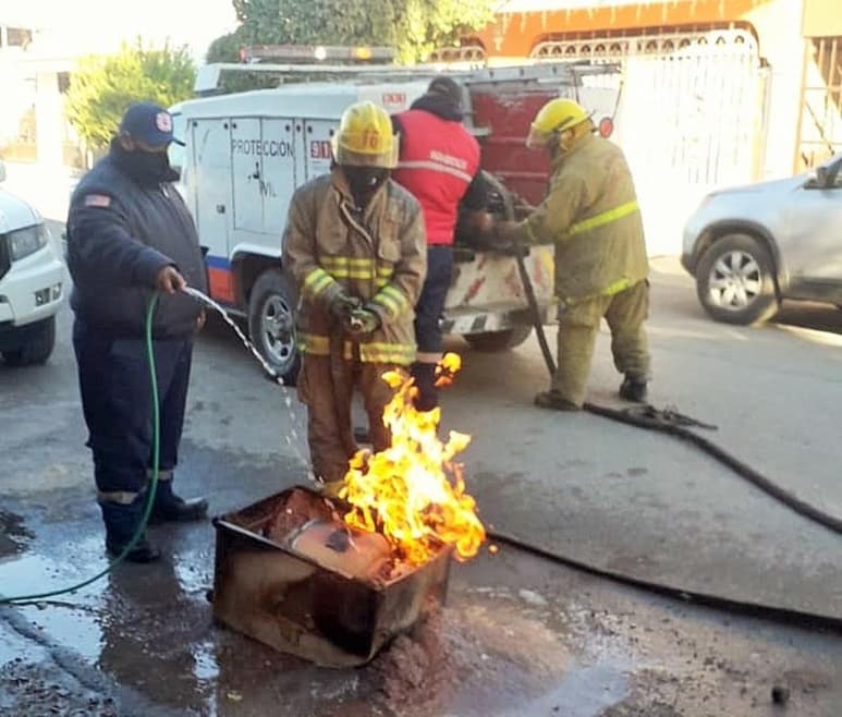 Brindaron los primeros auxilios al propietario del calentón, quien se identificó como Jesús, de 48 años de edad, el cual presentaba quemaduras de primer grado en ambas manos. (EL SIGLO DE TORREÓN)