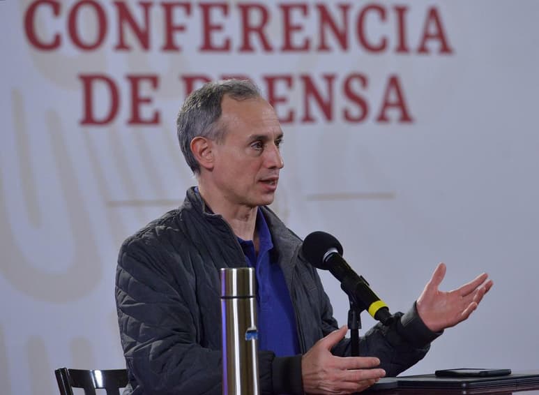 El subsecretario de Prevención y Promoción de la Salud federal, Hugo López-Gatell, fue captado este domingo en un restaurante de Playa Zipolite, en San Pedro Pochutla, Costa de Oaxaca. (ARCHIVO)