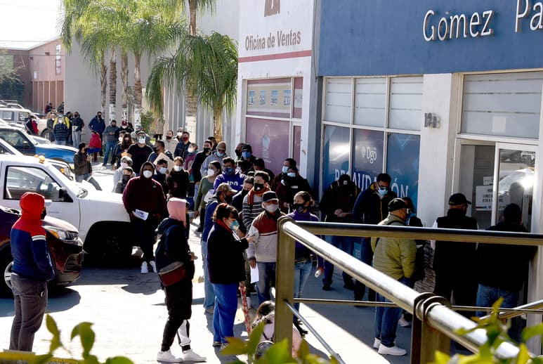 Los edificios públicos como la Recaudación de Rentas, el Palacio de Gobierno y la presidencia municipal estuvieron llenos de gente. (JESÚS GALINDO)