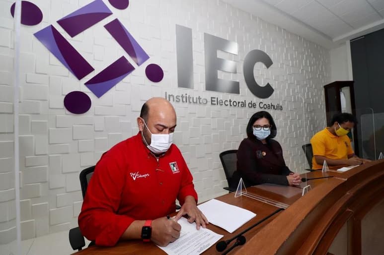 Los líderes del PRI y PRD en Coahuila, Rodrigo Fuentes Ávila (i) y Ángel Sánchez Guajardo (d), acuden al IEC. (CORTESÍA) 