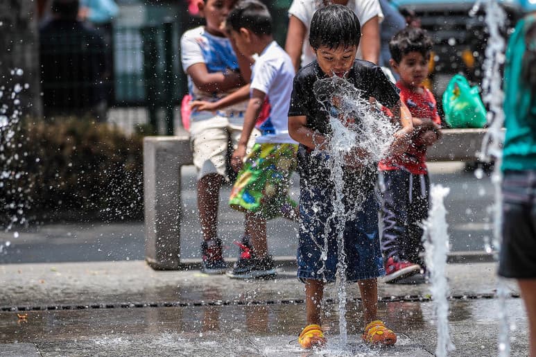Las regiones urbanas del planeta se podrían recalentar más de 4 grados centígrados en un escenario de altas emisiones por el cambio climático y experimentar un descenso relativo en la humedad antes de 2100. (ARCHIVO)