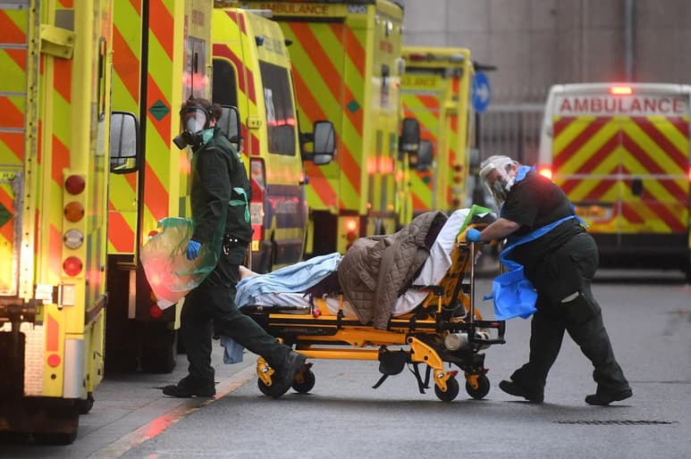 Una de cada 50 personas en Inglaterra -alrededor de 1.1 millones en total- estaba infectada con COVID-19 la semana pasada, informó este martes el Gobierno británico, que destacó que casi una cuarta parte de los mayores de 80 años ya han recibido la primera dosis de la vacuna. (EFE)