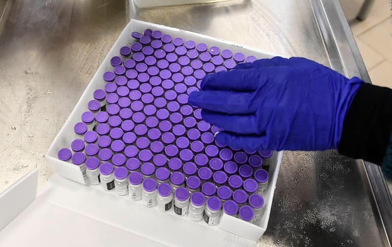 La Organización Mundial de la Salud (OMS) recomendó hoy demorar 'entre 21 y 28 días' la administración de la segunda dosis de la vacuna anticovid de Pfizer y BioNTech, con el fin de aumentar el número de personas que puedan recibir la primera dosis en las etapas iniciales de inmunización. (ARCHIVO)