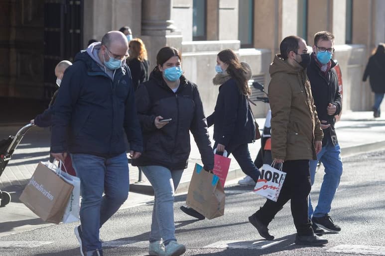 La pandemia empeora en España, con 23,700 nuevos positivos y 352 fallecidos en las últimas 24 horas, según el balance oficial de este martes, y se endurecen las restricciones ante una inminente tercera ola de la COVID-19. (ARCHIVO)