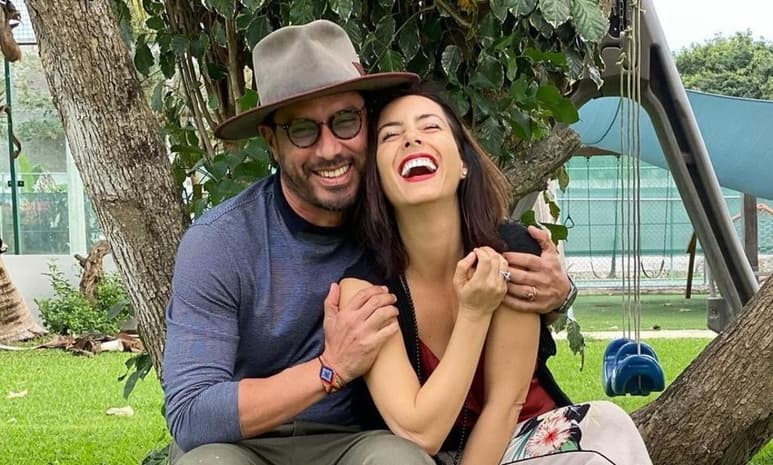 La conductora de televisión Claudia Lizaldi y el senador de la República por el PAN, Raúl Paz Alonzo, decidieron llevar su relación a otro nivel, pues la pareja anunció su compromiso. (INSTAGRAM)