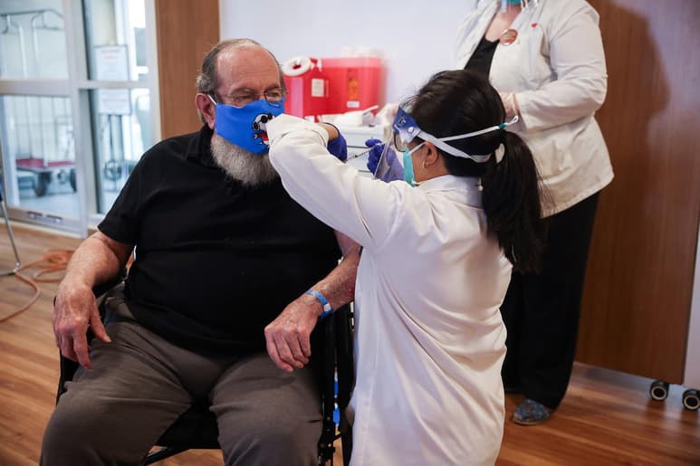 En Estados Unidos se han distribuido poco más de 17 millones de dosis de las vacunas contra el coronavirus SARS-CoV-2 y apenas 4.8 millones de personas han recibido la primera dosis, informaron este martes los gubernamentales Centros para el Control y Prevención de Enfermedades (CDC). (ARCHIVO)