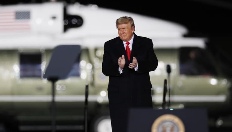 El gobierno del presidente Donald Trump aprobó el martes enmiendas legales que debilitan el poder del gobierno bajo una ley que protege a la mayoría de las especies de aves silvestres, a pesar de las advertencias de que podrían morir miles de millones de pájaros. (ARCHIVO)