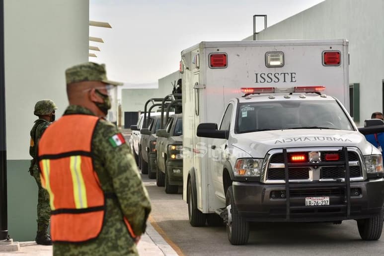 En medio de un dispositivo de seguridad, este martes llegó a Torreón la segunda remesa de vacunas contra el COVID-19 para ser aplicadas al personal de salud de la primera línea de control del virus SARS-CoV-2. (ERICK SOTOMAYOR)