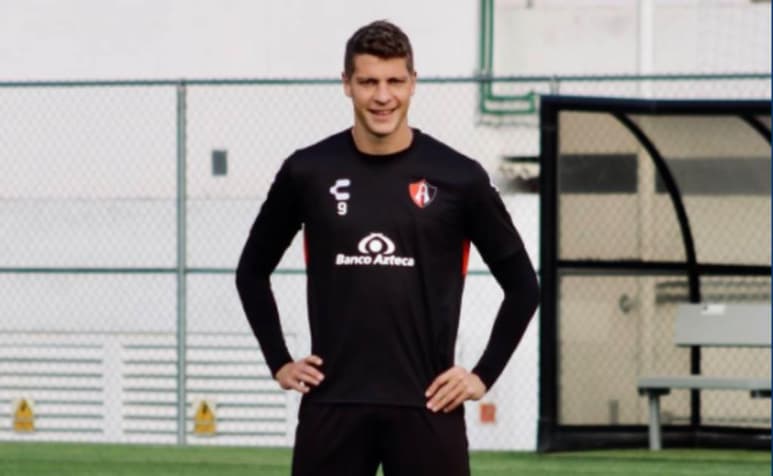 La mala noticia llegó. El delantero del Atlas, Julio Furch sufrió de manera oficial una fractura del maléolo perineo del pie izquierdo, esto es, el tobillo; por lo tanto, estará fuera de dos a tres meses. (ESPECIAL)