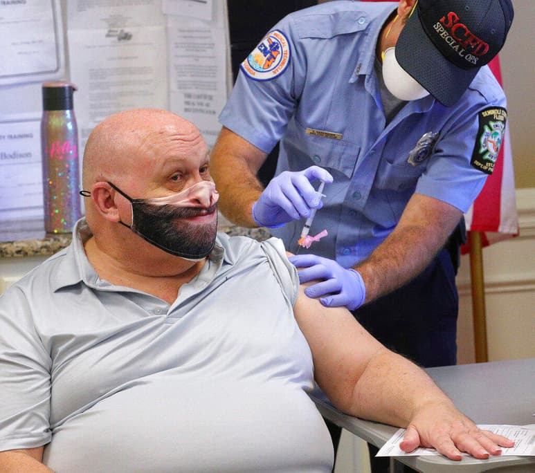 Un hospital del norte de California vacunó rápidamente a 850 personas después de que un refrigerador en el que se almacenaban las dosis de la vacuna contra el coronavirus desarrollada por Moderna empezó a fallar, provocando que las autoridades hicieran una distribución de emergencia de las dosis antes de que se arruinaran. (ESPECIAL)