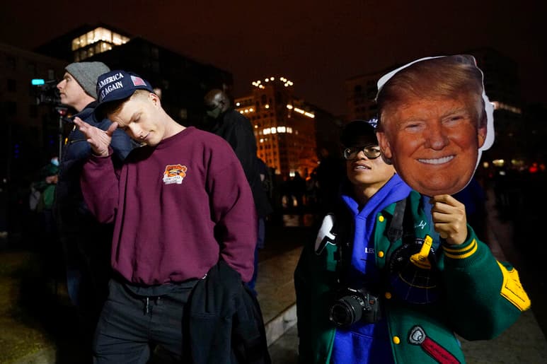 Cientos de simpatizantes del presidente Donald Trump llegaron a la capital del país el martes para aplaudir las afirmaciones infundadas del mandatario acerca de un fraude electoral, un día antes de que se lleve a cabo la votación en el Congreso para confirmar el triunfo de Joe Biden en los comicios. (ESPECIAL)