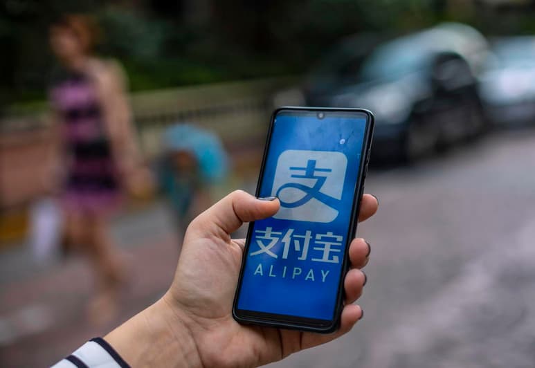El presidente saliente de Estados Unidos, Donald Trump, firmó este martes un decreto que prohíbe las transacciones con ocho aplicaciones informáticas de pago chinas, entre ellas Alipay, WeChat Pay y OO Wallet.