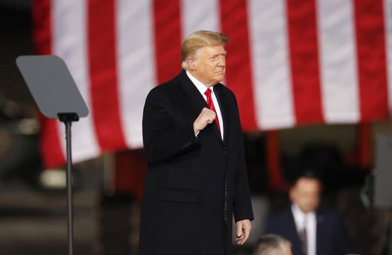 El mandatario de EUA, Donald Trump, intentó convencer este miércoles por Twitter a su vicepresidente, Mike Pence, de que rechace la confirmación de la victoria electoral de Joe Biden en la sesión de certificación de hoy en el Congreso, algo que no tiene precedentes y que no tendría valor legal. (ARCHIVO)