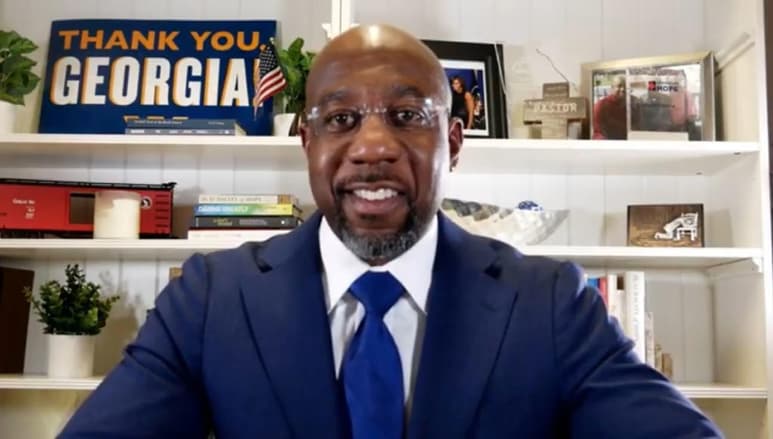 El demócrata Raphael Warnock ganó el miércoles uno de los dos balotajes al Senado de Estados Unidos en Georgia, y será el primer senador negro en la historia del estado al tiempo que deja la mayoría en la cámara alta al alcance del Partido Demócrata. (ARCHIVO)