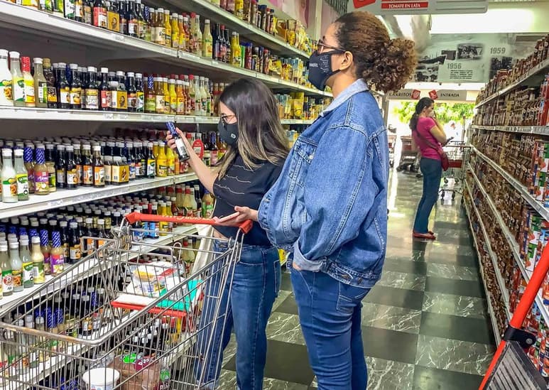Venezuela cerró 2020 con una inflación de 3,713 % impulsada por el 'financiamiento monetario' del Banco Central (BCV) al Gobierno de Nicolás Maduro, dijo este miércoles una oficina de análisis económico que responde al líder de la oposición Juan Guaidó. (ARCHIVO)