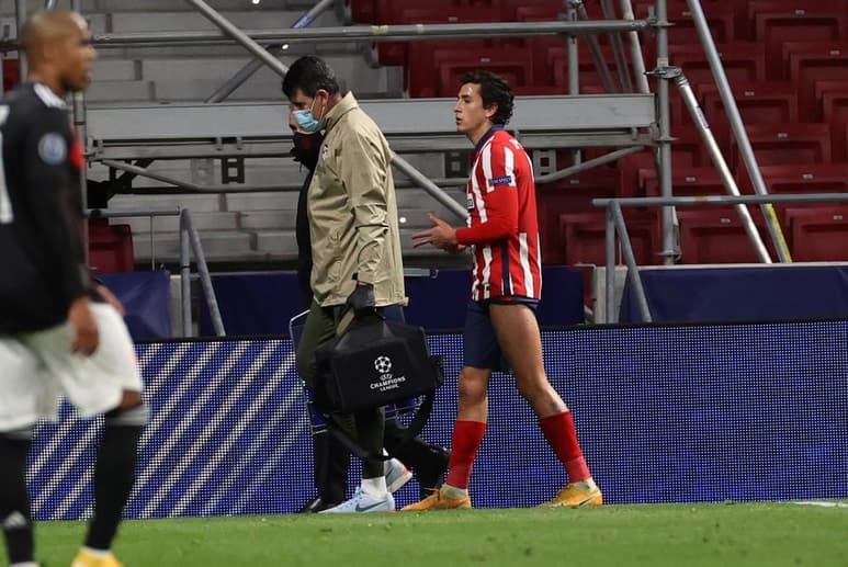 José María Giménez, defensa del Atlético de Madrid, que se lesionó en la primera parte del partido que su equipo disputa ante el Cornellá, de la segunda eliminatoria de la Copa del Rey. (ARCHIVO)