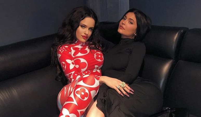 ¿Kylie Jenner y Rosalía ya no son amigas?, eso es lo que la empresaria estadounidense ha hecho pensar a internautas tras dejar de seguir a la cantante española Rosalía en Instagram. (ESPECIAL)