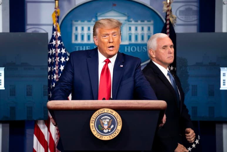 El presidente saliente de EUA, Donald Trump, culpó este miércoles a su vicepresidente, Mike Pence, del caos en Washington por no haberse arrogado poderes que no le otorga la Constitución para revocar su derrota electoral, mientras sus seguidores asaltaban el Capitolio. (ESPECIAL)