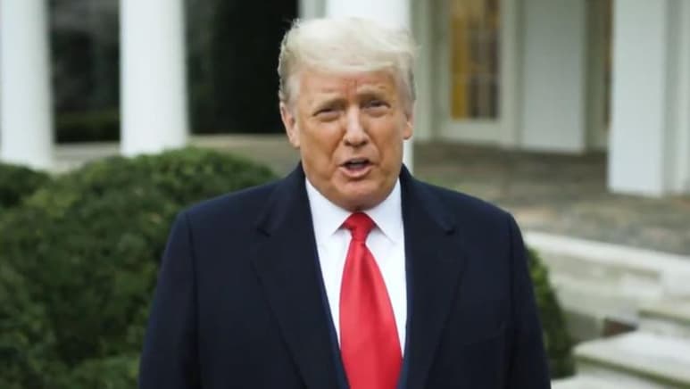 El presidente saliente de EUA, Donald Trump, pidió este miércoles a los manifestantes que se concentraron en Washington y que asaltaron el Capitolio de manera violenta 'regresar a casa en paz', pero insistió en que le 'robaron unas elecciones' que ganó 'por mayoría'. (ESPECIAL)