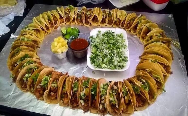 La rosca de reyes, una de las festividades de mayor tradición en México ha evolucionado, dejando a un lado el pan y el chocolate caliente por la carne y las tortillas, luego de que una taquería en el balneario de Acapulco popularizara la nueva rosca de tacos. (Especial)