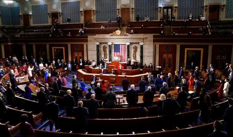 El Congreso de EUA retomó este miércoles su sesión para corroborar el resultado de las elecciones de noviembre, después del extraordinario asalto al Capitolio por parte de los seguidores del presidente Donald Trump, que concluyó con una fallecida y numerosos destrozos en la sede del Legislativo. (ESPECIAL)