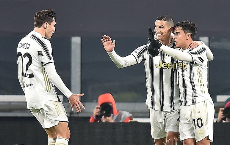 Federico Chiesa (i) marcó dos goles, en la victoria de Juventus 3-1 sobre el líder Milan. (EFE)
