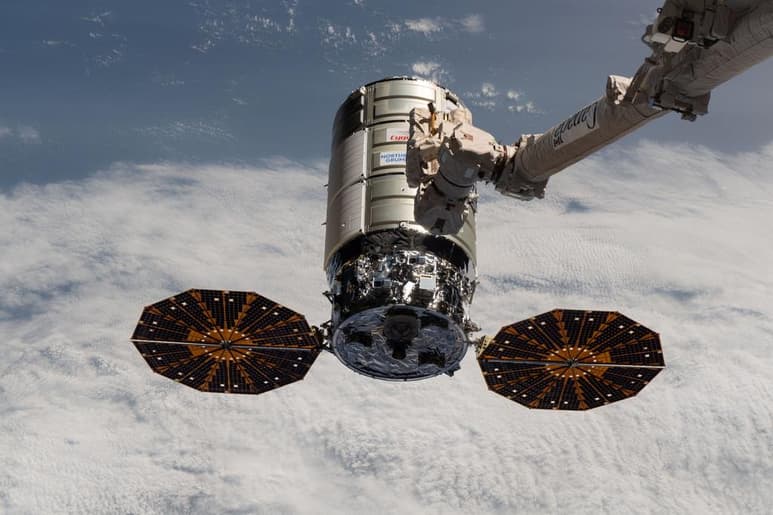 La nave de carga Cygnus abandonó la Estación Espacial Internacional (EEI) para realizar una serie de vuelos de prueba y experimentos científicos automatizados en la órbita terrestre, que incluyen un incendio controlado a bordo. (ARCHIVO)
