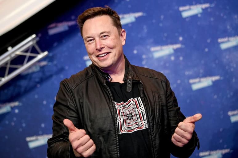 De acuerdo a Bloomberg, la subida que han tenido las acciones de Tesla lo han colocado arriba del jefe de Amazon, Jeff Bezos (ESPECIAL)