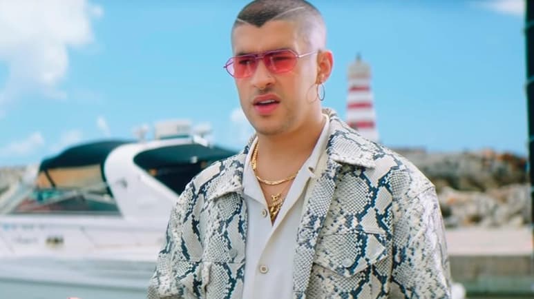 Un mural dedicado a la estrella musical Bad Bunny en la pared exterior de un restaurante en su localidad de crianza en Puerto Rico, Vega Baja, dañado por vándalos a mediados de diciembre pasado, ha comenzado ser restaurado este miércoles por su creador, el artista puertorriqueño Eric Chacón. (ESPECIAL)