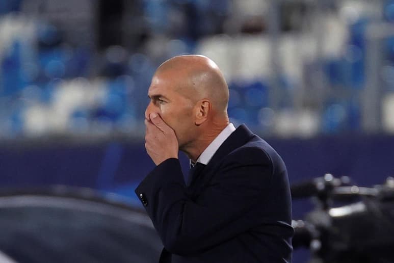 Zinedine Zidane se ausentó del entrenamiento del Real Madrid este jueves tras estar en contacto directo con una persona allegada que ha dado positivo en coronavirus. (ARCHIVO)