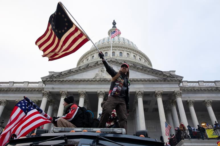 Los principales diarios estadounidenses coincidieron este jueves en responsabilizar al presidente saliente, Donald Trump, de la violencia de este miércoles en el Congreso, por haber incitado a sus seguidores con falsedades sobre un fraude electoral que no se sustenta, y pidieron su salida del cargo. (ARCHIVO)
