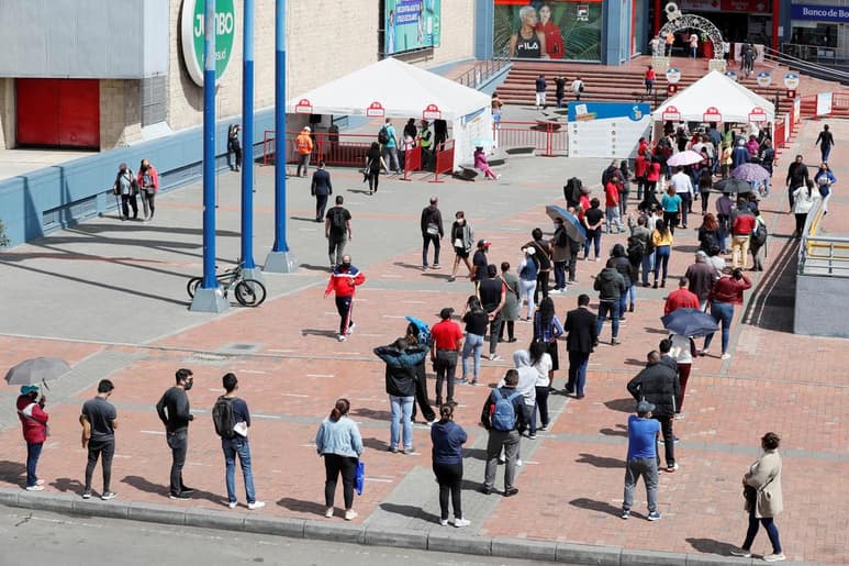 El aumento de casos de la COVID-19 en Bogotá, que ha provocado una ocupación del 85 % en sus UCI, puede deberse a la presencia de la nueva cepa del virus detectada en Reino Unido el mes pasado, según informó este jueves la Alcaldía de la capital, que declaró la alerta roja. (ARCHIVO)