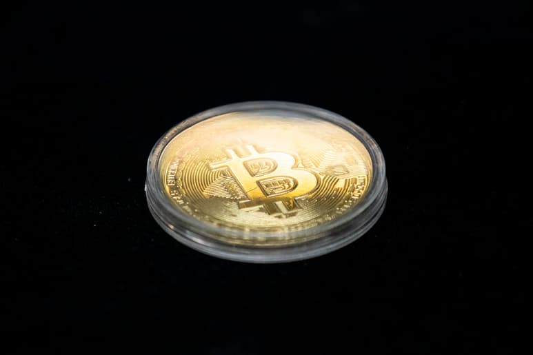 El bitcóin, la criptomoneda más utilizada, sigue disparado y ha marcado un nuevo máximo histórico, por encima de los 40,000 dólares, impulsado por el interés creciente de los inversores institucionales y por el temor a la inflación tras los cuantiosos estímulos de bancos centrales y gobiernos. (ARCHIVO)