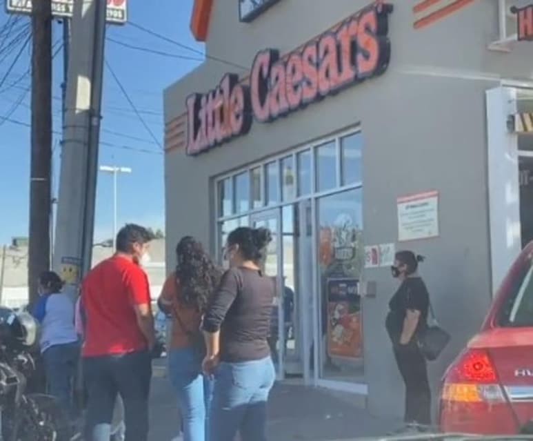 Con más de 300 mil reproducciones en TikTok, un lagunero se convirtió en viral dentro de la plataforma al 'denunciar' aglomeraciones en una pizzería del Bulevar Miguel Alemán. (Especial)