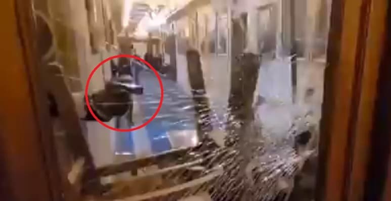 En el video se muestra a un hombre vestido de traje que dispara contra los seguidores de Donald Trump durante el asalto al Capitolio (CAPTURA)
