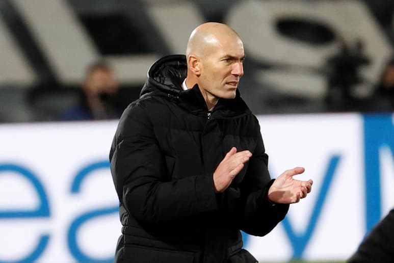 Zinedine Zidane, técnico del Real Madrid, ha dado negativo en el PCR de LaLiga previo al partido frente a Osasuna del sábado, después de haber tenido contacto con un familiar positivo en coronavirus. (AGENCIAS)

