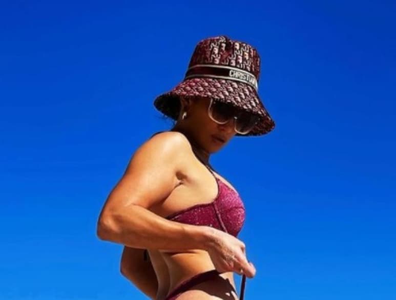 Jennifer Lopez dejó ver sus curvas mientras se relajaba en las playas de las Islas Turcas el pasado miércoles. (Especial)