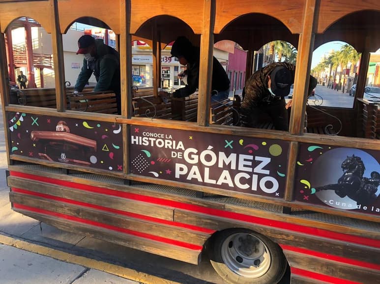 Para evitar aglomeraciones y con ello más contagios por COVID-19, la Dirección de Desarrollo Económico y Turismo implementa el programa 'Súbete al Tranvía y paga tu Predial'; estos transportes son sanitizados constantemente y los traslados se realizan con un capacidad reducida, para proteger la salud de los contribuyentes. (DIANA GONZÁLEZ)