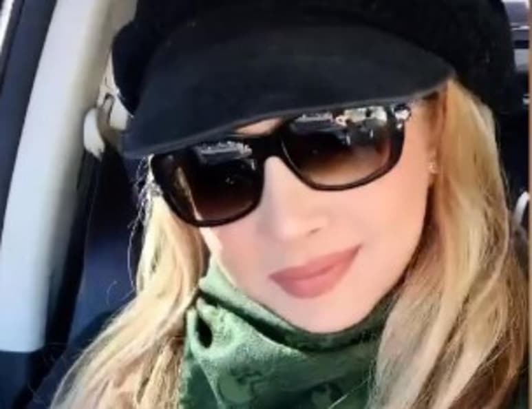 Sin cubrebocas y “filosa”, así llegó Patricia Navidad al Aeropuerto Internacional de la Ciudad de México, en donde fue abordada por la prensa y no dudo en hablar sobre la pandemia así como de su apoyo a Donald Trump. (Especial)