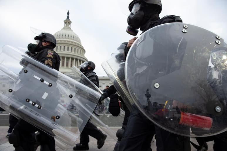 Un agente de policía del Capitolio estadounidense murió este jueves como consecuencia del asalto de seguidores del presidente Donald Trump al Congreso registrado este miércoles, informó la cadena de televisión CNN. (ESPECIAL)