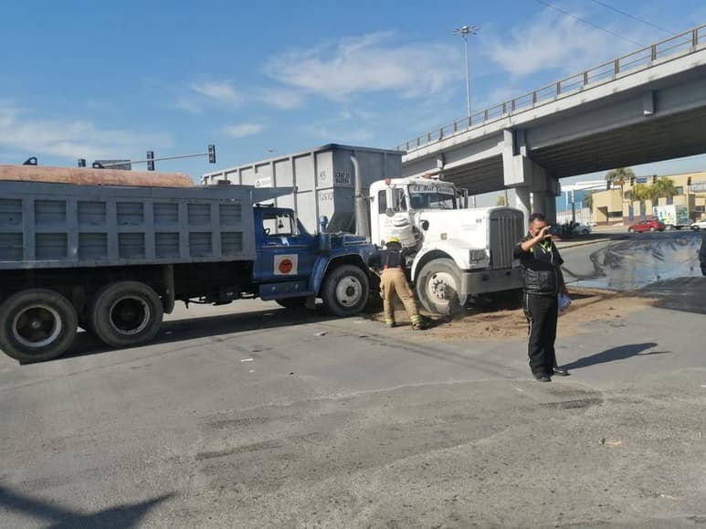 Se impactan tres operadores de camiones de carga pesada sobre el periférico de Gómez Palacio, del accidente las autoridades reportaron la fuga de gas en uno de los depósitos de un camión y el derrame de combustible de otro, el operador probable responsable del choque huyó del lugar dejando abandonado su camión. (EL SIGLO DE TORREÓN)