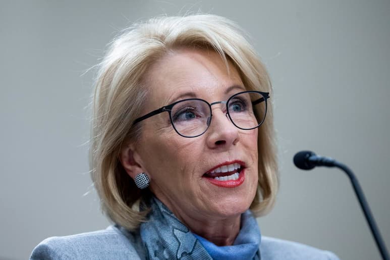 La secretaria de Educación de EUA., Betsy DeVos, renunció este jueves a su cargo debido al asalto al Capitolio por parte de seguidores del presidente saliente Donald Trump, la segunda integrante de su Gabinete en dimitir por ese tema, según el diario The Wall Street Journal. (ESPECIAL)
