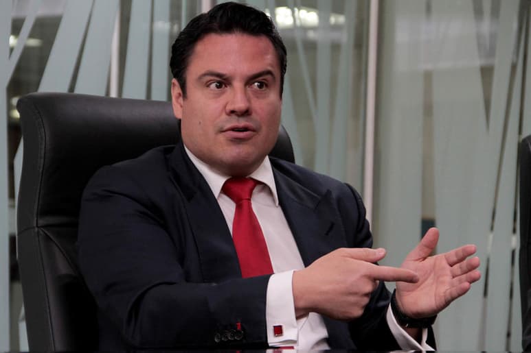 La Fiscalía de Jalisco arrestó este miércoles a otra de las personas presuntamente involucradas en la alteración de la escena del asesinato del exgobernador, Jorge Aristóteles Sandoval Díaz, ocurrido el 18 de diciembre de 2020; se trata de Alex 'N' a quien se le acusa del delito de encubrimiento, quien presuntamente participó en la alteración de indicios dentro del bar Distrito 5. (ARCHIVO)