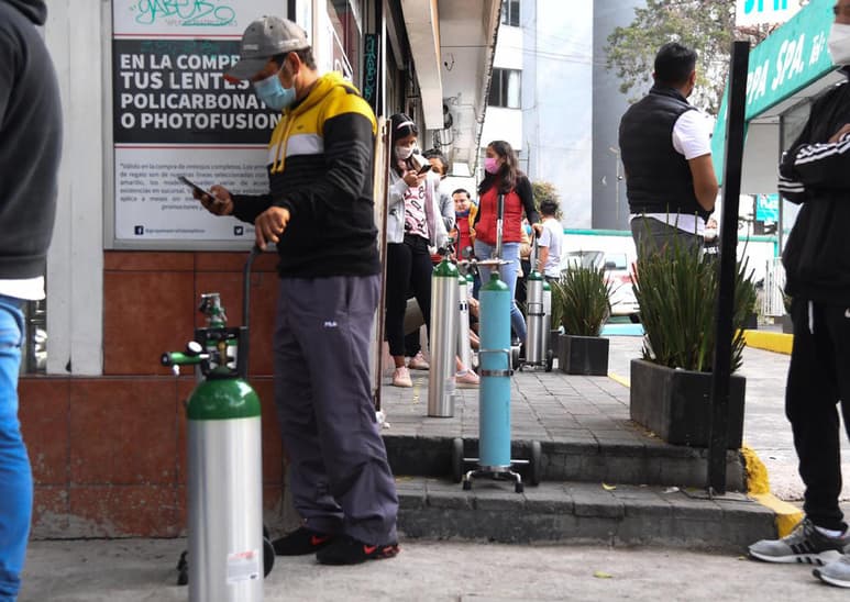La Comisión Permanente del Congreso de la Unión aprobó un punto de acuerdo para exhortar a la Procuraduría Federal del Consumidor (Profeco) a fortalecer los mecanismos de regulación de las empresas que comercializan el llenado de tanques de oxígeno medicinal durante la pandemia provocada por el COVID-19. (EL UNIVERSAL)