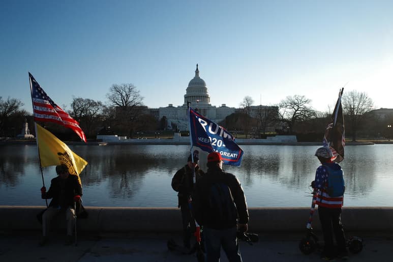 Los líderes demócratas del Congreso clamaron este jueves por la destitución del presidente saliente de EUA, Donald Trump. (EFE)