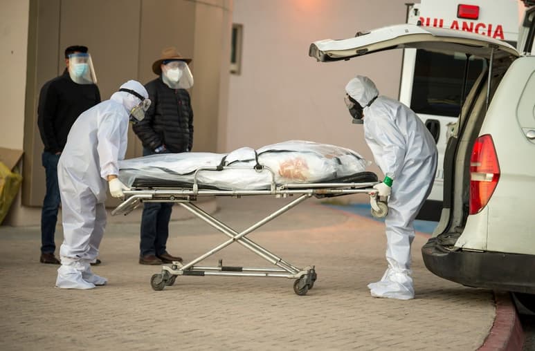Por burocracia o falta de papelería, los cuerpos llegan a estar hasta 5 días en hospitales o domicilios. (ARCHIVO)