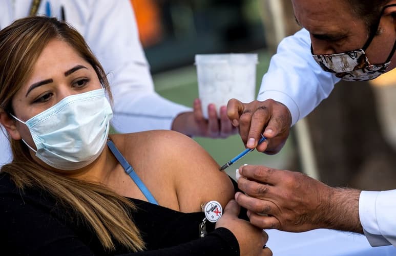 La Organización Mundial de la Salud (OMS) pidió flexibilidad 'segura' al administrar la vacuna de Pfizer-BioNTech. (ARCHIVO)